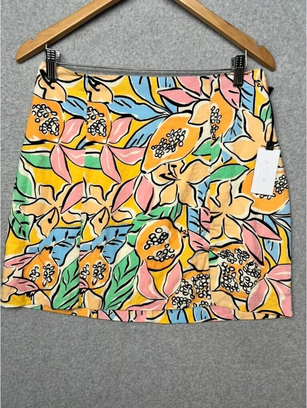 ASTR the Label Covina Tropical Papaya Print Mini Skirt M Vibrant Summer Artsy